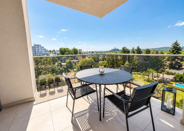 Predaj veľký 2 izbový byt, 10m2 terasa, 2x parkovacie miesto, Zobor