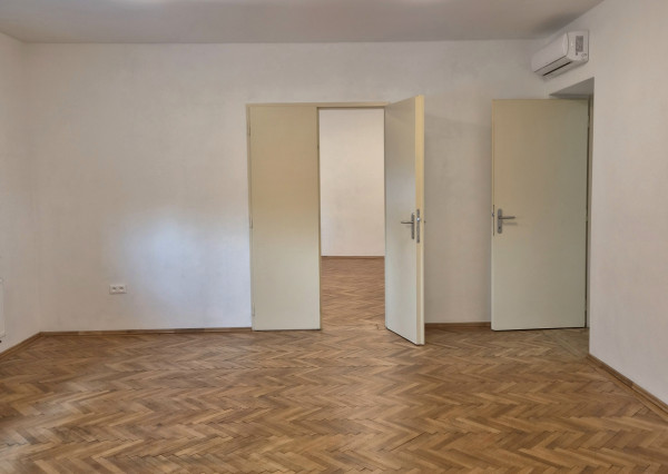 Prenájom priestorov 100m2, úplne centrum mesta, parkovanie