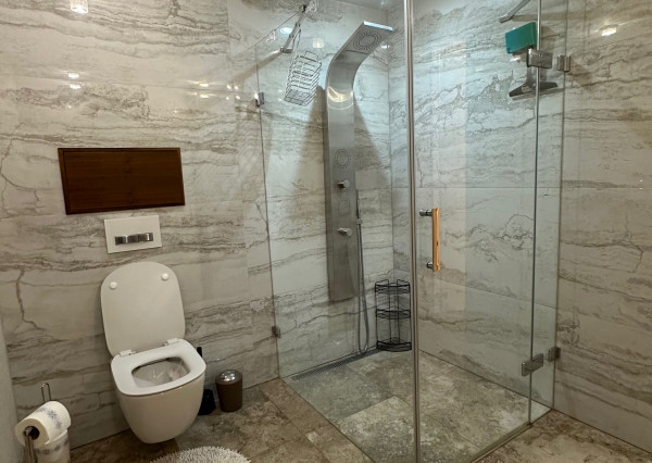 Prenájom nadštandardný 2 izbový byt, terasa, Staré mesto