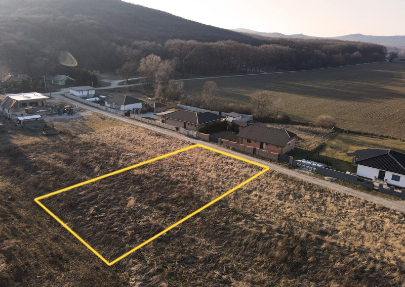Predaj 9,2á stavebný pozemok, Jelenec, krásne prostredie pri lese, elektrina