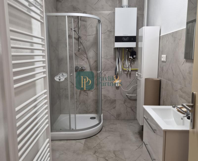 Prenájom priestorov 100m2, úplne centrum mesta, parkovanie
