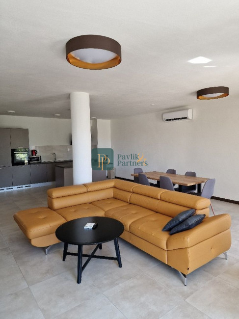 Prenájom nadštandardný 3izbový byt, lóggia 6 m2, terasa 16 m2, garáž, pod hradom