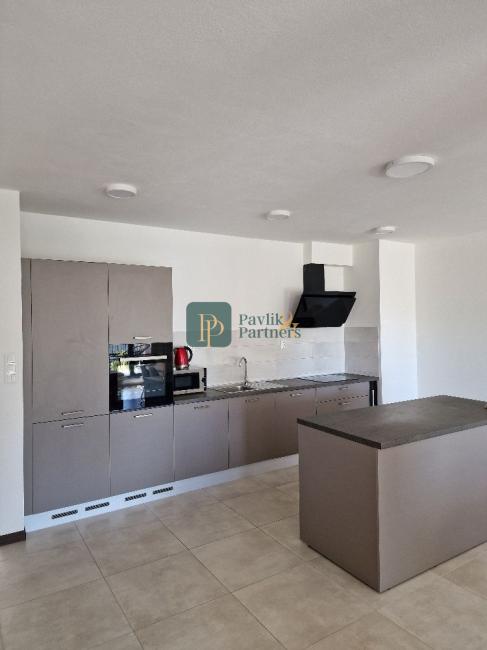 Prenájom nadštandardný 3izbový byt, lóggia 6 m2, terasa 16 m2, garáž, pod hradom