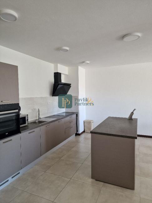 Prenájom nadštandardný 3izbový byt, lóggia 6 m2, terasa 16 m2, garáž, pod hradom