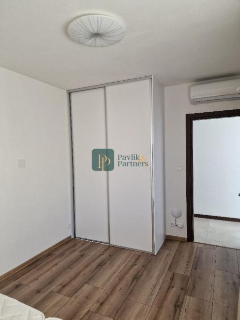 Prenájom nadštandardný 3izbový byt, lóggia 6 m2, terasa 16 m2, garáž, pod hradom