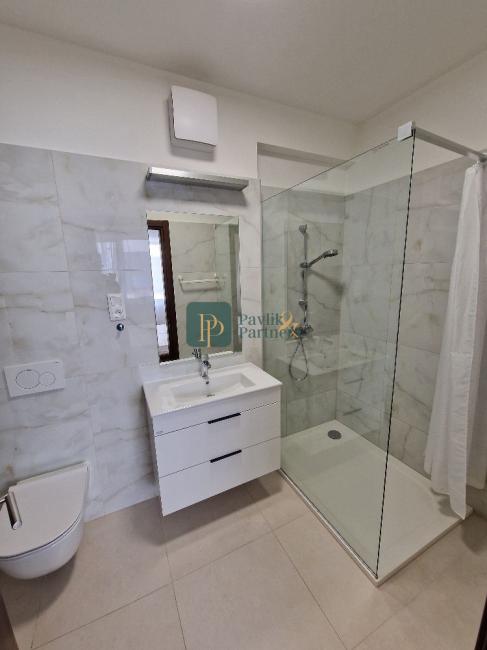 Prenájom nadštandardný 3izbový byt, lóggia 6 m2, terasa 16 m2, garáž, pod hradom