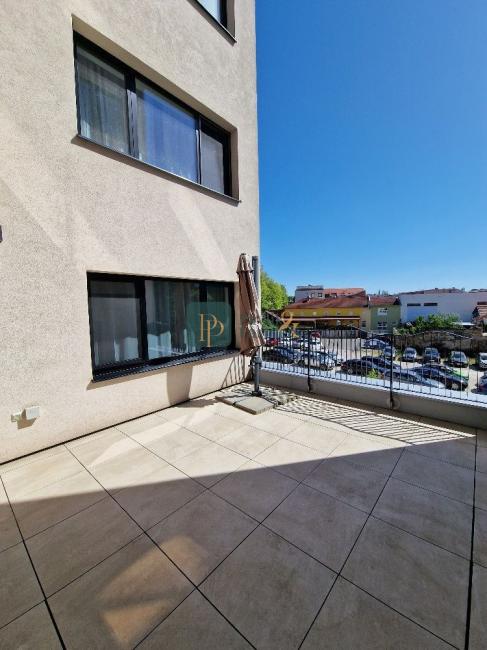 Prenájom nadštandardný 3izbový byt, lóggia 6 m2, terasa 16 m2, garáž, pod hradom