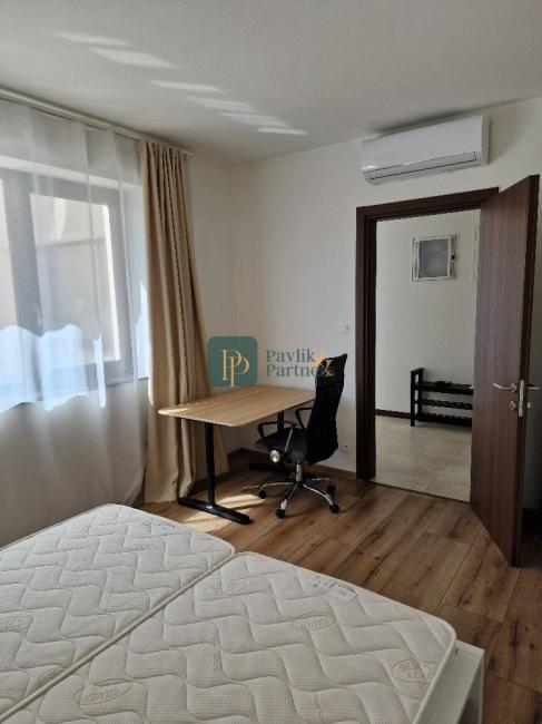 Prenájom nadštandardný 3izbový byt, lóggia 6 m2, terasa 16 m2, garáž, pod hradom