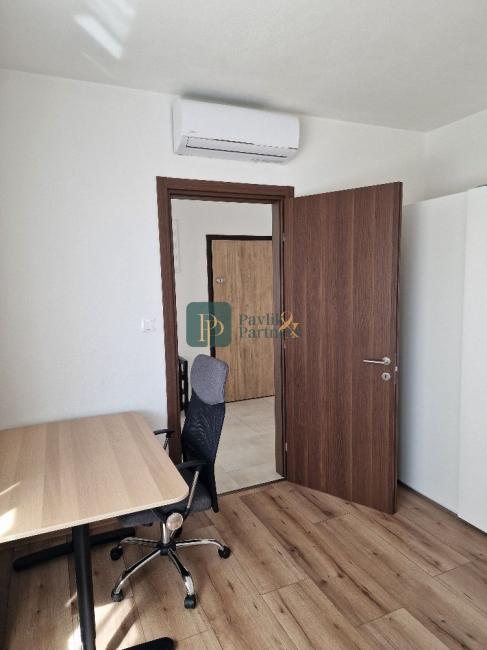 Prenájom nadštandardný 3izbový byt, lóggia 6 m2, terasa 16 m2, garáž, pod hradom