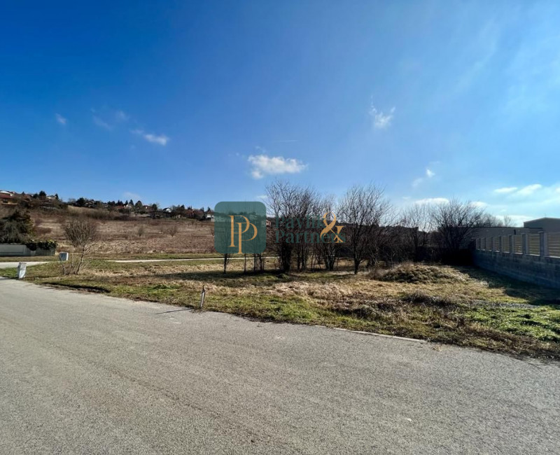 Predám pozemok 986m2 Kynek, všetky IS,asfaltová cesta