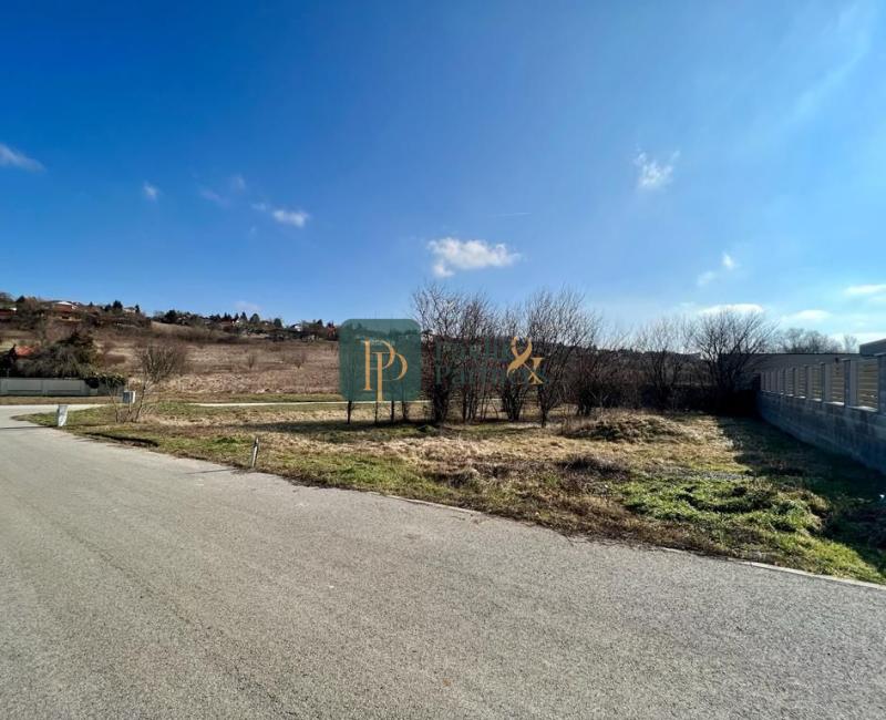 Predám pozemok 986m2 Kynek, všetky IS,asfaltová cesta