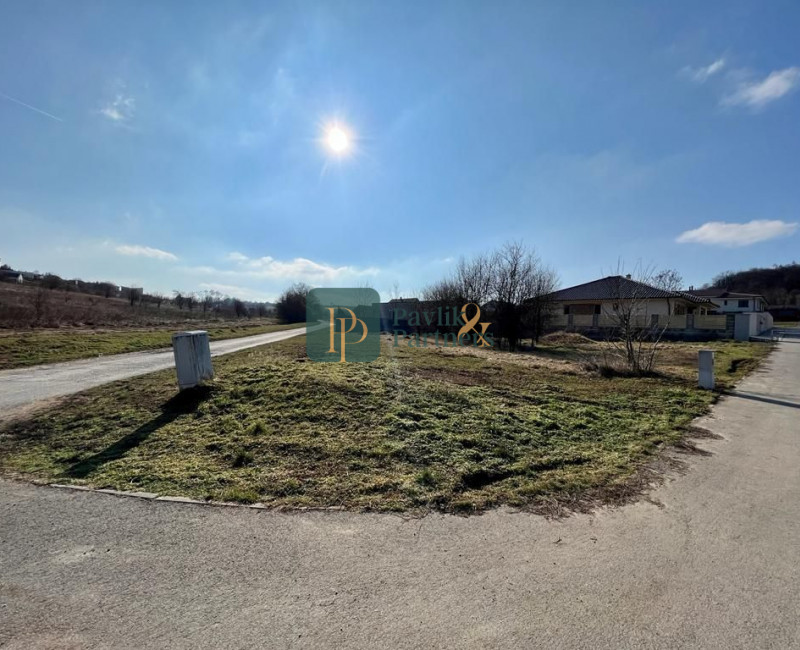 Predám pozemok 986m2 Kynek, všetky IS,asfaltová cesta