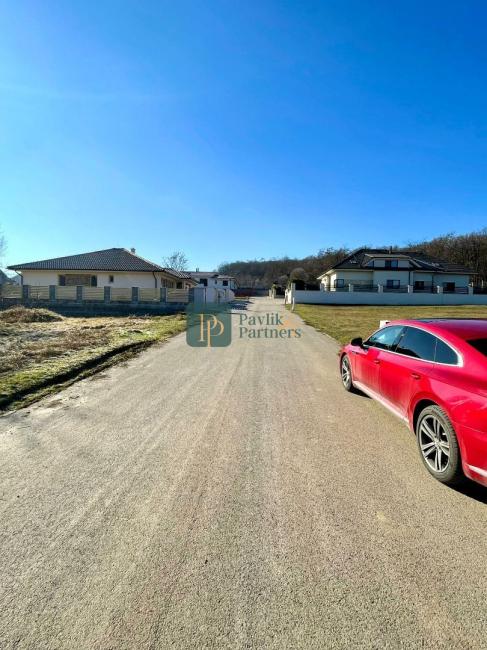 Predám pozemok 986m2 Kynek, všetky IS,asfaltová cesta