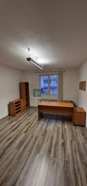 Prenájom 3 izbový byt, centrum - Párovce, balkón