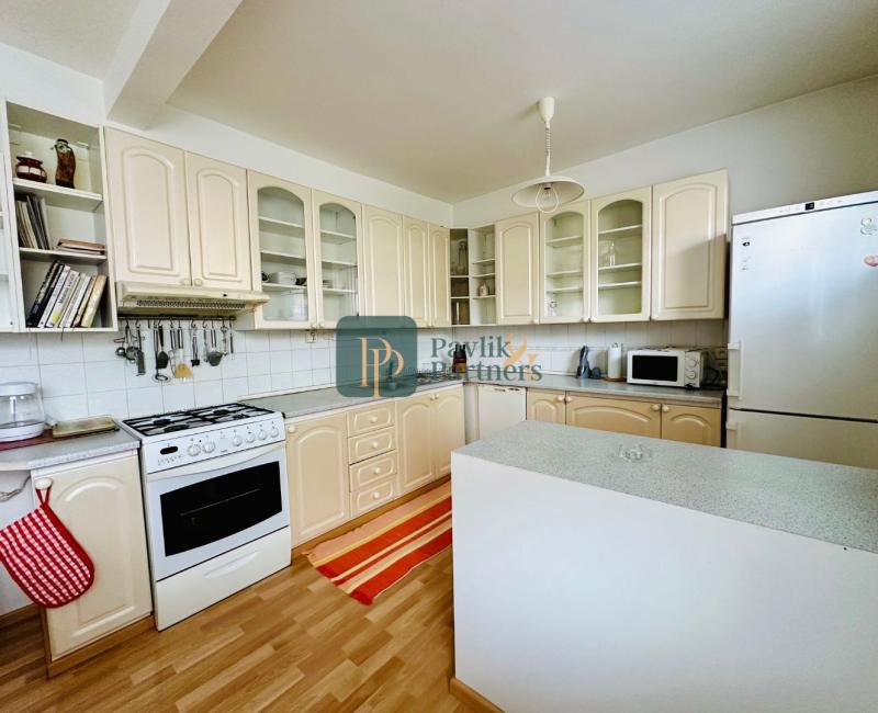 Predaj 4 izbový rodinný dom, 9á krásny pozemok pod lesom, garáž, Nitra