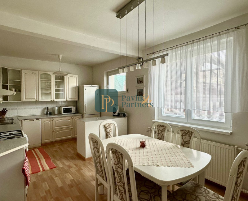 Predaj 4 izbový rodinný dom, 9á krásny pozemok pod lesom, garáž, Nitra