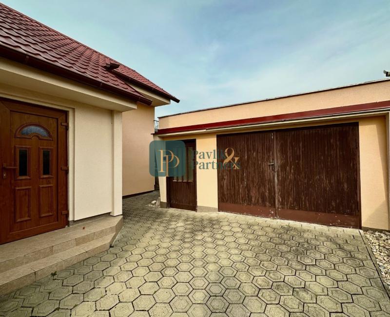 Predaj 4 izbový rodinný dom, 9á krásny pozemok pod lesom, garáž, Nitra