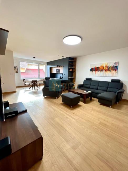 Prenájom 3izbový byt pod Hradom, ul.Podzámska, 2 park.miesta v garáži