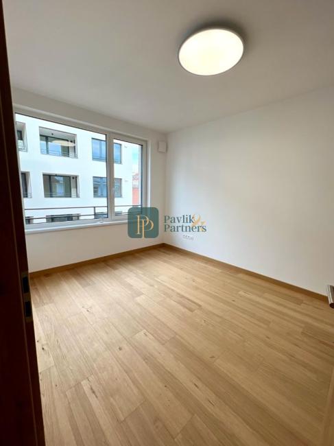 Prenájom 3izbový byt pod Hradom, ul.Podzámska, 2 park.miesta v garáži