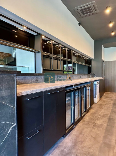 Odstúpenie luxusnej prevádzky, úplne centrum mesta, kompletne zariadená