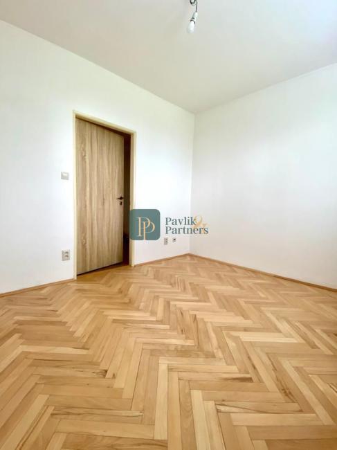 Prenájom 3 izb.byt Chrenová, balkón, zariadený.