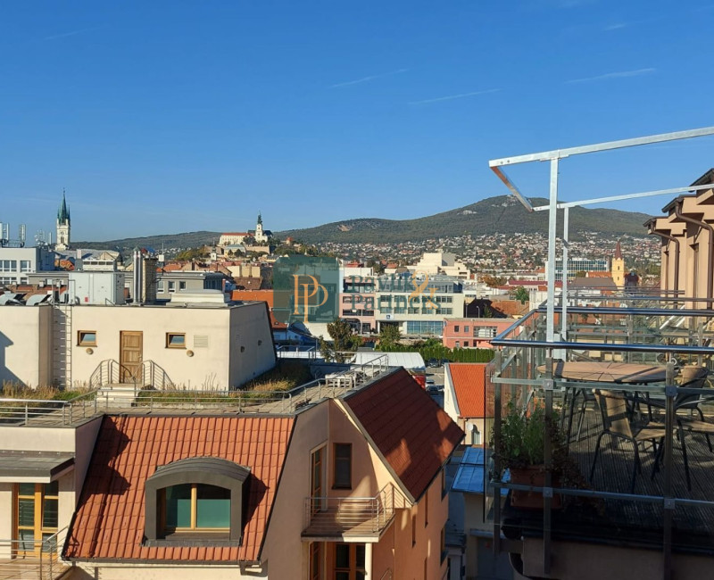 Prenájom 3 izbový mezonetový byt, zariadený, balkón, centrum, parkovanie vo dvore
