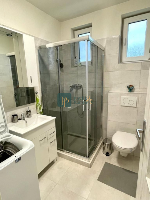 Prenájom 2 izbový dom so záhradou, Zobor, parkovanie