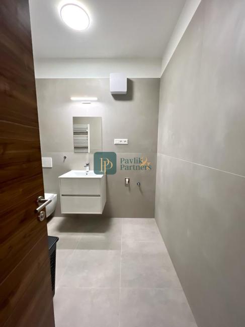 Prenájom novostavba 4izb.byt 99m2, centrum, 2 garážové státia