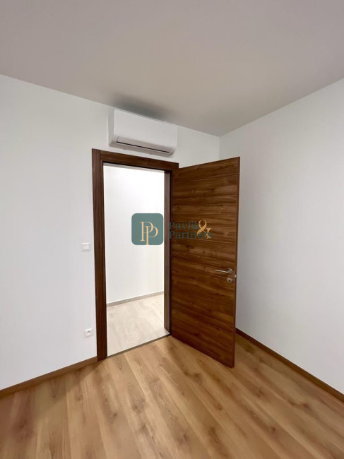 Prenájom novostavba 4izb.byt 99m2, centrum, 2 garážové státia