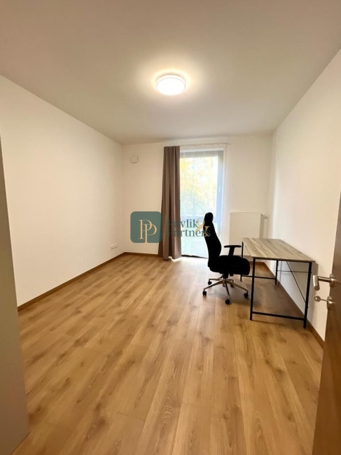 Prenájom novostavba 4izb.byt 99m2, centrum, 2 garážové státia