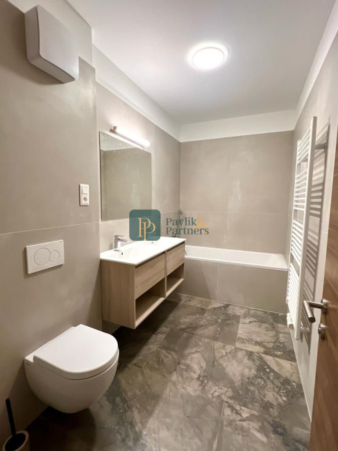 Prenájom novostavba 4izb.byt 99m2, centrum, 2 garážové státia