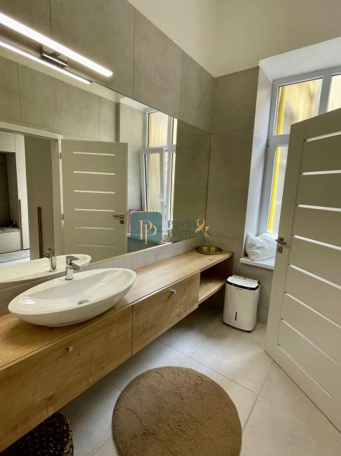 Exkluzívny 2izbový byt na prenájom, historické centrum mesta NR