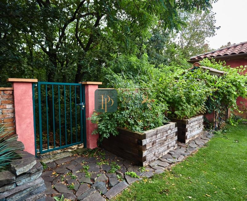 Prenájom nadštandardný 4 izbový rodinný dom, garáž, bazén