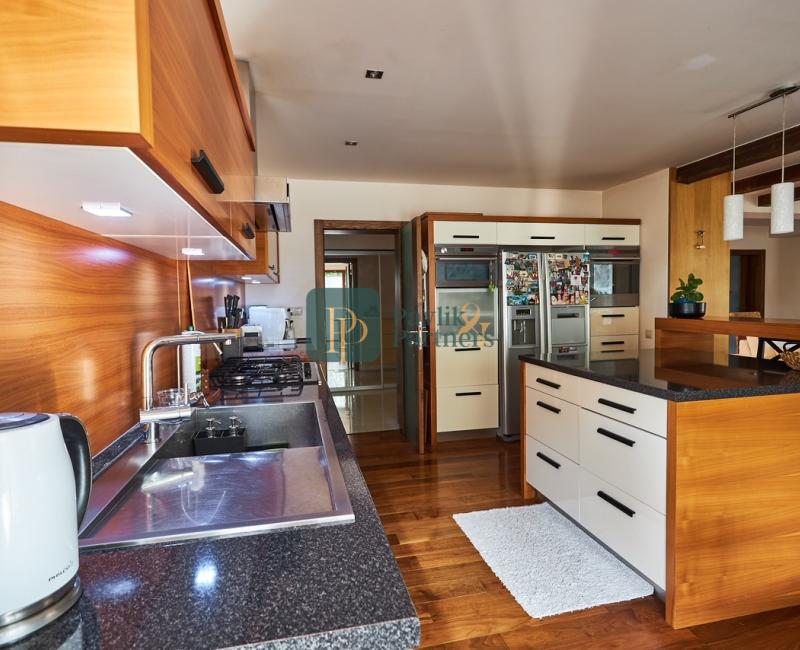 Prenájom nadštandardný 4 izbový rodinný dom, garáž, bazén