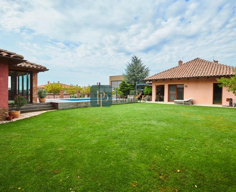 Prenájom nadštandardný 4 izbový rodinný dom, garáž, bazén