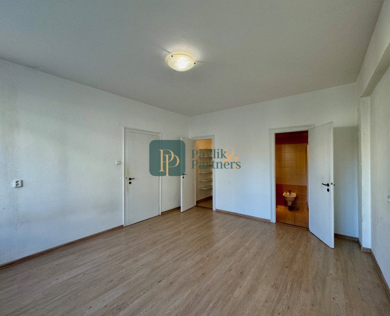 Predaj  2 izbový byt, 67m2, tehla, úplné centrum mesta