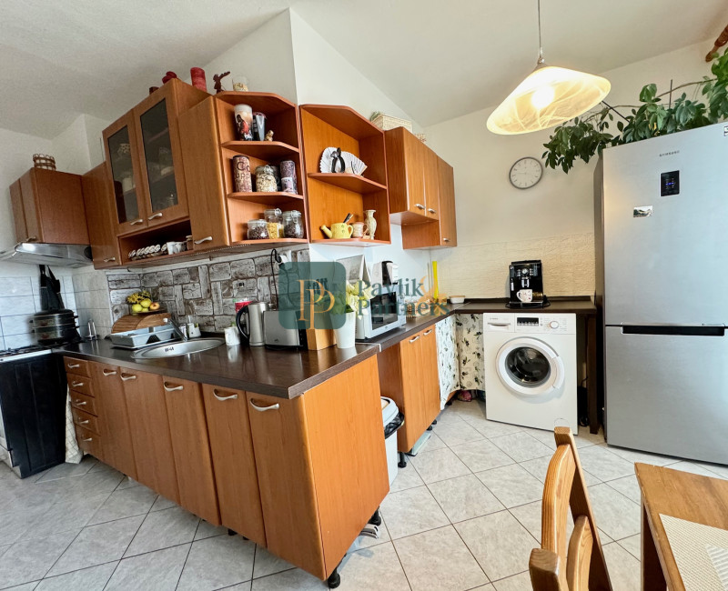 Predaj veľký 2 izbový byt, 2x balkón, Chrenová, zariadený