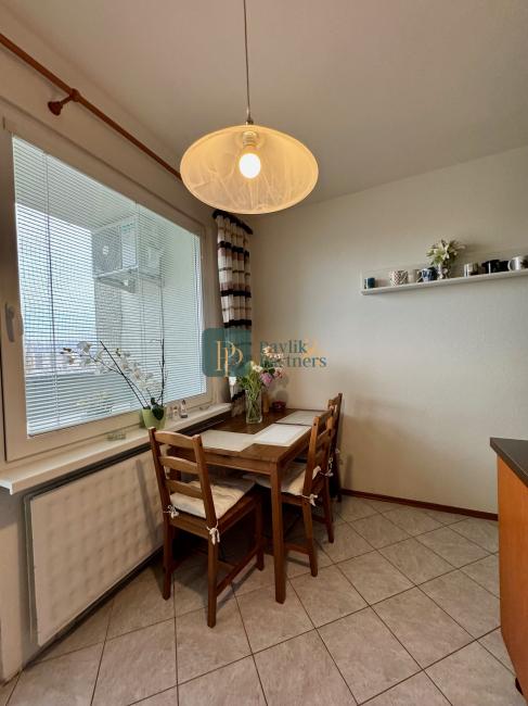 Predaj veľký 2 izbový byt, 2x balkón, Chrenová, zariadený