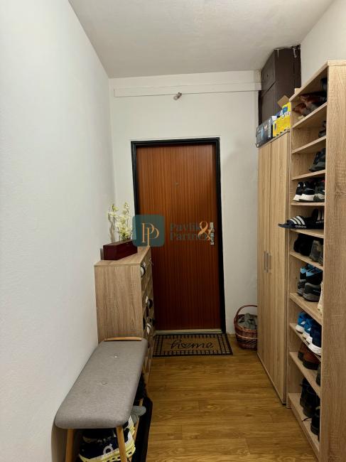 Predaj veľký 2 izbový byt, 2x balkón, Chrenová, zariadený