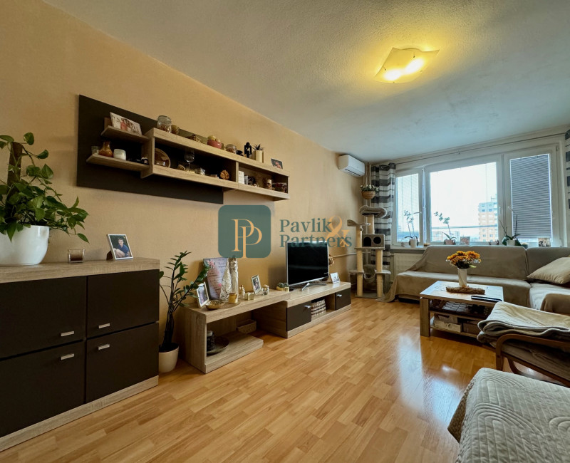 Predaj veľký 2 izbový byt, 2x balkón, Chrenová, zariadený