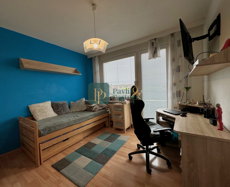 Predaj veľký 2 izbový byt, 2x balkón, Chrenová, zariadený