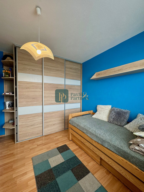 Predaj veľký 2 izbový byt, 2x balkón, Chrenová, zariadený