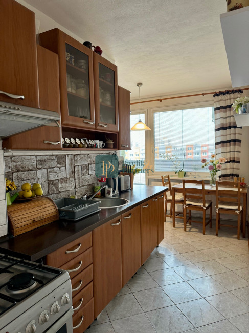 Predaj veľký 2 izbový byt, 2x balkón, Chrenová, zariadený