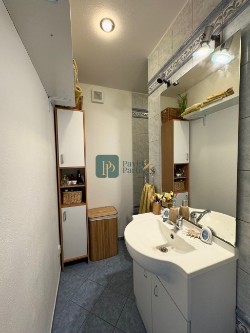 Predaj veľký 2 izbový byt, 2x balkón, Chrenová, zariadený