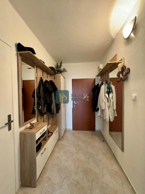 Predaj veľký 2 izbový byt, 2x balkón, Chrenová, zariadený