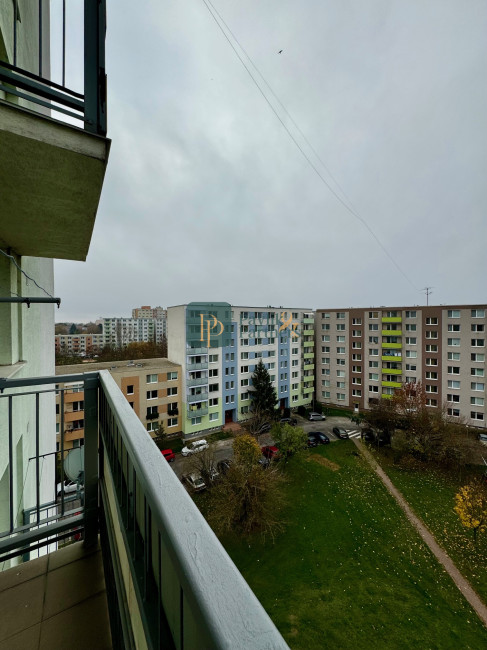 Predaj veľký 2 izbový byt, 2x balkón, Chrenová, zariadený