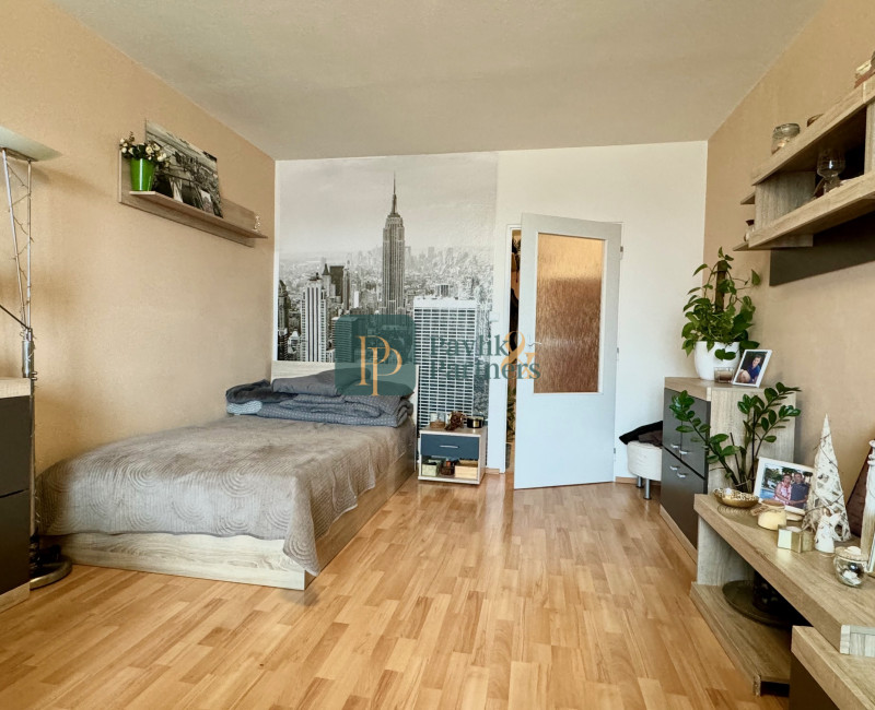 Predaj veľký 2 izbový byt, 2x balkón, Chrenová, zariadený