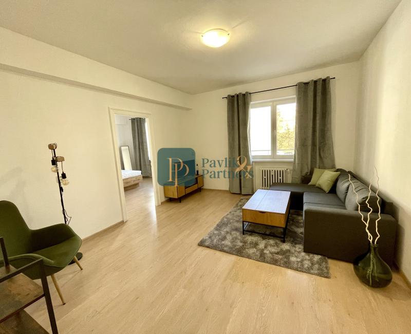 Prenájom veľký 2.izbový byt, tehla, 2x balkón, výhľad na hrad Nitra