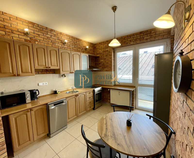 Prenájom veľký 2.izbový byt, tehla, 2x balkón, výhľad na hrad Nitra