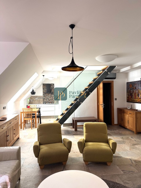 Prenájom 3 izbový mezonetový byt, zariadený, balkón, centrum, parkovanie vo dvore